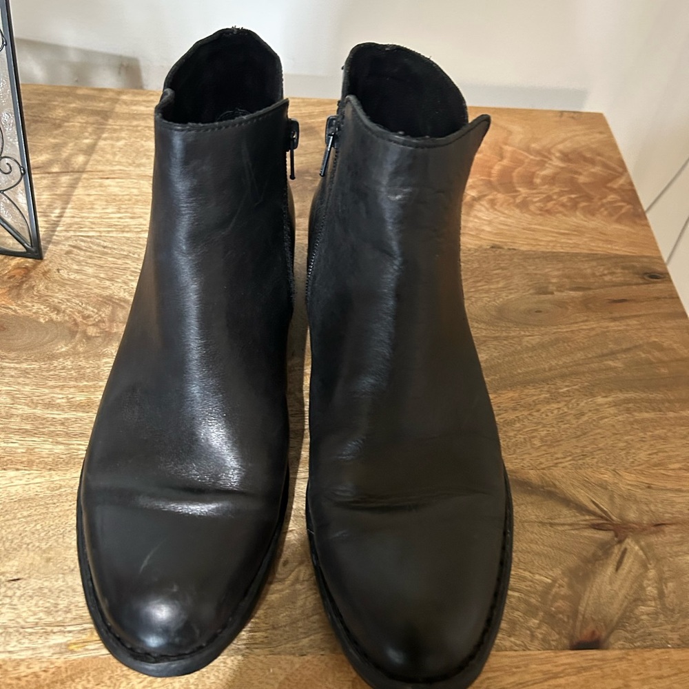 Black Leather women’s booties size 8